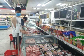 Các mặt hàng thực phẩm tươi sống, hàng hóa thiết yếu luôn đầy đủ phục vụ người dân. (Ảnh: Phương Anh - TTXVN)