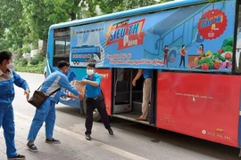 “Xe buýt siêu thị 0 đồng” vận chuyển quà hỗ trợ người lao động khó khăn, bị ảnh hưởng bởi dịch COVID-19 tại Hà Nội. (Ảnh: TTXVN phát)
