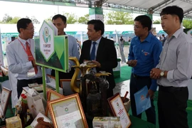 Các gian hàng trưng bày giới thiệu sản phẩm khởi nghiệp tại Ngày hội khởi nghiệp sáng tạo tỉnh Quảng Nam lần thứ II. (Ảnh: Trần Tĩnh/TTXVN)