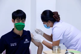 Bác sỹ Bệnh viện Setthathirath, thủ đô Vientiane tiêm vaccine phòng COVID-19 cho người dân Lào. (Ảnh: Phạm Kiên/TTXVN)