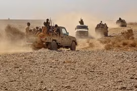 Binh sỹ quân đội chính phủ Yemen giao tranh với lực lượng Houthi tại tỉnh Marib, Yemen, ngày 22/11/2020. (Ảnh: AFP/TTXVN)