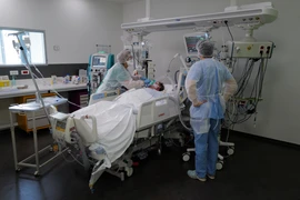 Nhân viên y tế điều trị cho bệnh nhân mắc COVID-19 tại một bệnh viện ở Colmar, Pháp. (Ảnh: AFP/TTXVN)