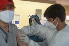 Nhân viên y tế tiêm vaccine phòng COVID-19 cho người dân tại Nam Tangerang, Indonesia, ngày 14/6/2021. (Ảnh: THX/TTXVN)