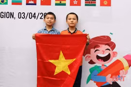 Đoàn Xuân Quốc Anh (bên trái) và Đặng Tiến Đạt chụp ảnh lưu niệm khi tham gia vòng chung kết được tổ chức tại Hà Nội vào tháng Ba vừa qua. (Ảnh: baohatinh.vn)