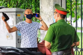 Công an phường Lê Đại Hành, Hà Nội xử lý nghiêm trường hợp ra đường không có việc thiết yếu sau nhiều lần đã nhắc nhở. (Ảnh: Thành Đạt/TTXVN)