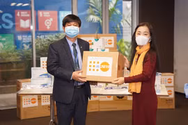 Bà Naomi Kitahara, Trưởng đại diện UNFPA tại Việt Nam, trao tượng trưng số thiết bị và vật tư y tế phòng, chống dịch COVID-19 cho ông Đinh Anh Tuấn, Phó Vụ trưởng Vụ Chăm sóc Sức khỏe Bà mẹ và Trẻ em (Bộ Y tế). (Ảnh: TTXVN phát)
