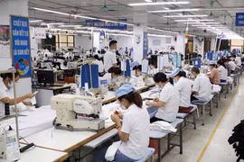 Công nhân làm việc trong xưởng may hàng xuất khẩu tại Garco 10 (Tổng Công ty May 10). (Ảnh: TTXVN)