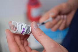 Vaccine ngừa COVID-19 của hãng dược phẩm AstraZeneca. (Ảnh: AFP/TTXVN)