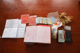 Tang vật thu giữ tại hiện trường. (Ảnh: Lê Đức Hoảnh/TTXVN)