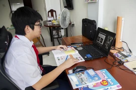 Học sinh lớp 9 và lớp 12 các trường THCS và THPT trên địa bàn tỉnh Kiên Giang trong buổi học đầu tiên năm học 2021-2022 bằng hình thực trực tuyến ngày 6/9. (Ảnh: Hồng Đạt/TTXVN)