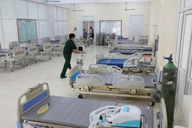 Các chiến sỹ Trung đoàn bộ binh 2, Sư đoàn bộ binh 3, Quân khu 1, khẩn trương lắp đặt trang thiết bị tại bệnh viện dã chiến truyền nhiễm số 2. (Ảnh: Danh Lam/TTXVN)