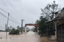 Hàng loạt khu dân cư trên huyện vùng cao Hoài Ân (Bình Định) bị ngập sâu, chia cắt. (Ảnh: TTXVN phát)