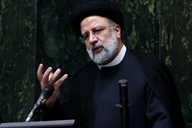 Tổng thống Ebrahim Raisi phát biểu tại phiên họp Quốc hội Iran ở Tehran, ngày 25/8/2021. (Ảnh: AFP/TTXVN)