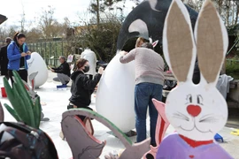 Hàng trăm quả trứng Phục sinh khổng lồ đã được trang trí đủ màu sắc tại Vườn thú Zagreb, ở Zagreb, Croatia để chào đón Lễ Phục sinh. (Ảnh: THX/TTXVN)