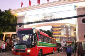 Những chuyến xe chở cán bộ y tế Bệnh viện Bạch Mai vào hỗ trợ TP Hồ Chí Minh chống dịch COVID-19, tháng 8/2021.(Ảnh: Thành Đạt/TTXVN)
