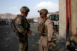 Binh sỹ Anh và binh sĩ Mỹ gác tại khu vực sân bay Kabul, Afghanistan, ngày 22/8/2021. (Ảnh: AFP/TTXVN)