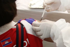 Tiêm vaccine ngừa COVID-19 tại Phnom Penh, Campuchia. (Ảnh: THX/TTXVN)