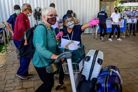 Hành khách tại sân bay quốc tế Phuket, Thái Lan, ngày 1/11/2021. (Ảnh: AFP/TTXVN)