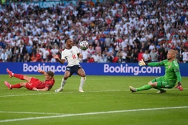 Tiền đạo Anh Raheem Sterling (giữa) đột phá khung thành tuyển Đan Mạch trong trận bán kết EURO 2020 ở Wembley (Anh) ngày 7/7/2021. (Ảnh: AFP/TTXVN)