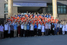 Đoàn cán bộ, sinh viên tình nguyện trường Đại học Y Dược Thái Bình lên đường nhận nhiệm vụ tham gia công tác phòng, chống dịch COVID-19 tại Bắc Giang. (Ảnh: Thế Duyệt/TTXVN)