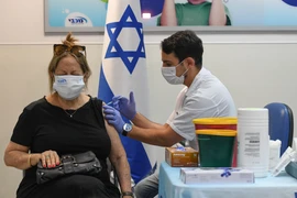 Nhân viên y tế tiêm vaccine ngừa COVID-19 cho người dân tại Ramat HaSharon, miền Trung Israel ngày 30/7/2021. (Ảnh: THX/TTXVN)