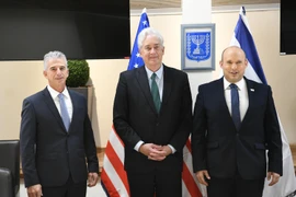 Thủ tướng Israel Naftali Bennett (phải) và Giám đốc CIA William Burns (giữa). (Ảnh: TTXVN phát)