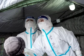 Nhân viên y tế lấy mẫu xét nghiệm COVID-19 cho người dân tại Thanh Hải, Trung Quốc ngày 8/11/2021. (Ảnh: THX/TTXVN)