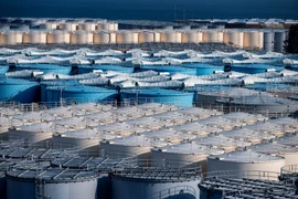 Các bể chứa nước nhiễm xạ tại Nhà máy điện hạt nhân Fukushima Daiichi ở Okuma, Fukushima, Nhật Bản ngày 21/2/2021. (Ảnh: AFP/TTXVN)