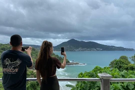 Khách du lịch chụp ảnh tại đảo Phuket, Thái Lan, ngày 21/9/2021. (Ảnh: AFP/TTXVN)