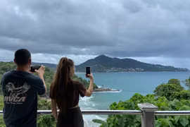 Khách du lịch chụp ảnh tại đảo Phuket, Thái Lan, ngày 21/9/2021. (Ảnh: AFP/TTXVN)