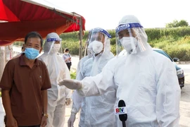 Phó Chủ tịch Thường trực UBND tỉnh Bắc Ninh Vương Quốc Tuấn (ngoài cùng bên phải) kiểm tra tại chốt kiểm dịch thôn Thụy Mão, xã Mão Điền, huyện Thuận Thành. (Ảnh: Đinh Văn Nhiều/TTXVN)