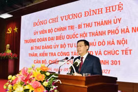 Bí thư Thành ủy Hà Nội Vương Đình Huệ chúc Tết cán bộ, chiến sỹ Sư đoàn Bộ binh 301. (Ảnh: TTXVN phát)