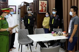 Công an Quảng Bình khám xét nhà ở của đối tượng. (Ảnh: TTXVN phát)