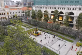 Khu vực đường hoa Nguyễn Huệ, quận 1, TP Hồ Chí Minh thưa thớt người tham quan dịp Tết Nguyên đán Tân Sửu 2021. (Ảnh: Thanh Vũ/TTXVN)