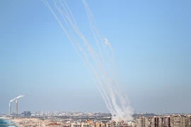 Rocket được phóng từ Dải Gaza xuống lãnh thổ Israel ngày 18/5/2021. (Ảnh: THX/TTXVN)