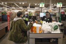 Người dân mua sắm tại một cửa hàng thực phẩm ở Chicago, Illinois, Mỹ. (Ảnh: AFP/TTXVN)