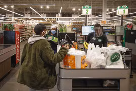 Người dân mua sắm tại một cửa hàng thực phẩm ở Chicago, Illinois, Mỹ. (Ảnh: AFP/TTXVN)