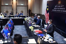 Thủ tướng Ismail Sabri Yaakob cùng các quan chức cấp cao Malaysia dự EAS 16. (Ảnh: Mạnh Tuân/TTXVN)