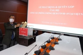 Đại sứ Việt Nam tại Tanzania quyên góp ủng hộ Quỹ phòng, chống COVID-19. (Ảnh: Đình Lượng/TTXVN)