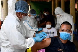 Nhân viên y tế tiêm vaccine ngừa COVID-19 cho người dân tại Phnom Penh, Campuchia ngày 20/5/2021. (Ảnh: AFP/TTXVN)