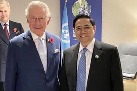 Thủ tướng Phạm Minh Chính gặp Thái tử Vương quốc Anh Charles Philip Arthur George. (Ảnh: TTXVN)