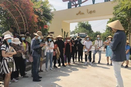 Du khách tham quan Khu du lịch Một thoáng Việt Nam tại huyện Củ Chi, Thành phố Hồ Chí Minh. (Ảnh: Mỹ Phương/TTXVN)
