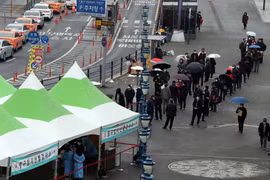 Người dân xếp hàng chờ lấy mẫu xét nghiệm COVID-19 tại Seoul, Hàn Quốc ngày 26/1/2021. (Ảnh: Yonhap/TTXVN)