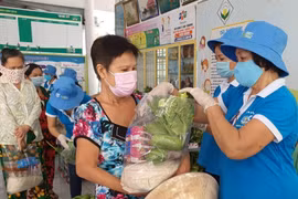 “Siêu thị 0 đồng san sẻ yêu thương” hỗ trợ người nghèo vượt qua khó khăn trong dịch COVID-19 tại Cần Thơ. (Ảnh: Ánh Tuyết/TTXVN)