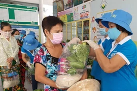“Siêu thị 0 đồng san sẻ yêu thương” hỗ trợ người nghèo vượt qua khó khăn trong dịch COVID-19 tại Cần Thơ. (Ảnh: Ánh Tuyết/TTXVN)