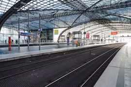 Các đường ray trống trơn tại nhà ga trung tâm Berlin, Đức khi lái tàu tiến hành đình công khiến hoạt động lưu thông bị đình trệ, ngày 11/8/2021. (Ảnh: THX/TTXVN)