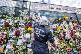 Tưởng niệm các nạn nhân trong vụ sập nhà ở hạt Miami-Dade, thành phố Surfside thuộc bang Florida (Mỹ), ngày 3/7/2021. (Ảnh: AFP/TTXVN)