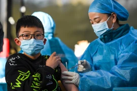 Nhân viên y tế tiêm vaccine phòng COVID-19 cho trẻ em tại Khu tự trị Nội Mông, Trung Quốc, ngày 23/11/2021. (Ảnh: THX/TTXVN)