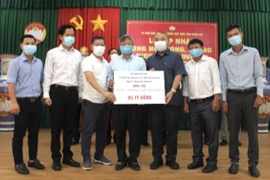 Đại diện Tập đoàn Pouchen (Đồng Nai) trao 5 tỷ đồng ủng hộ Quỹ vaccine phòng, chống dịch COVID-19. (Ảnh: TTXVN phát)