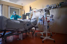 Nhân viên y tế điều trị cho bệnh nhân COVID-19 tại bệnh viện ở Paris, Pháp. (Ảnh: AFP/TTXVN)